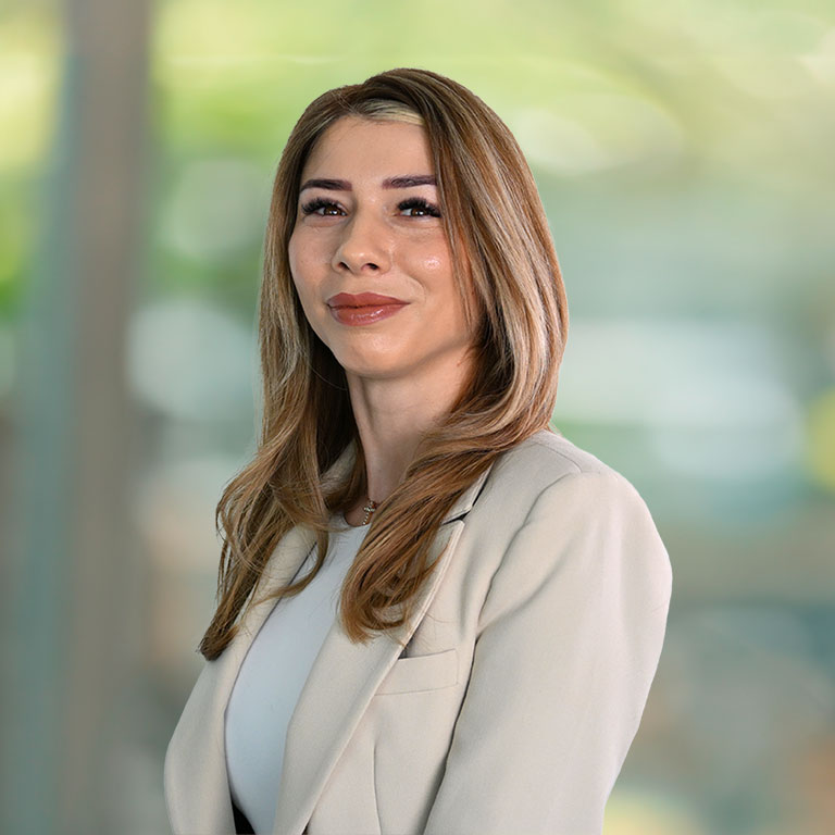 Eine blonde junge Frau mit hellem Blazer
