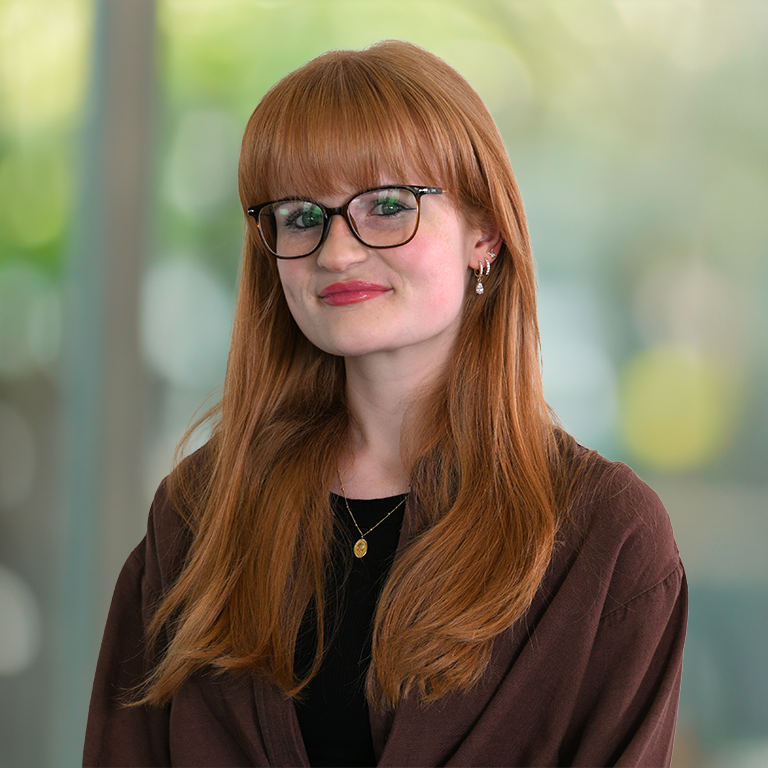 Eine rothaarige Frau mit Brille